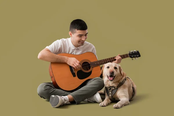 Young Man Cute Labrador Dog Playing Guitar Green Background — Stock Photo, Image