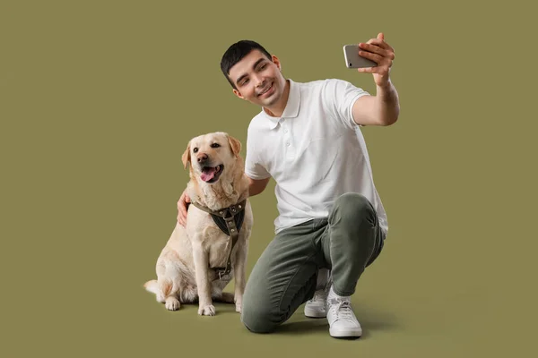 Молодой Человек Мобильным Телефоном Собака Лабрадор Делают Селфи Зеленом Фоне — стоковое фото