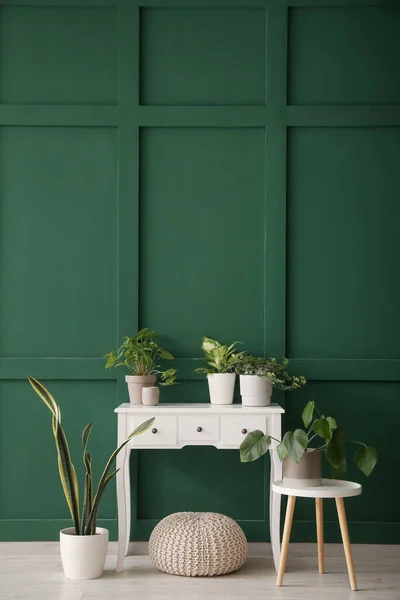 Çiçekli Masalar Yeşil Duvarın Yanındaki Puf — Stok fotoğraf