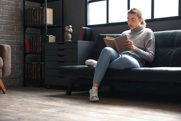 Young Woman Reading Book Couch Home — Stock Photo, Image