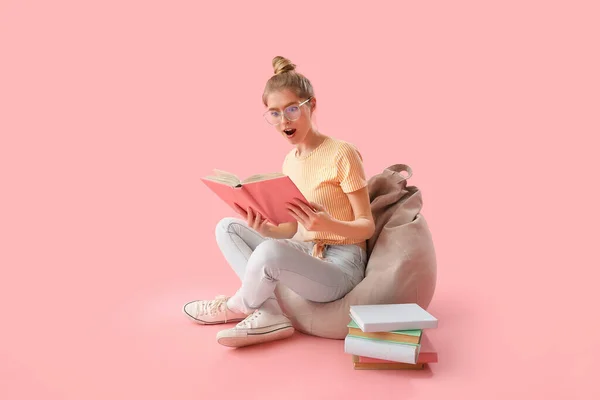Verrast Jonge Vrouw Lezen Boek Roze Achtergrond — Stockfoto