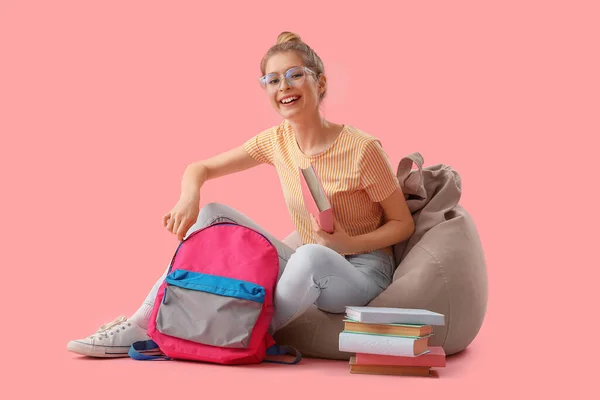 분홍색 배경에 책가방을 여학생 — 스톡 사진