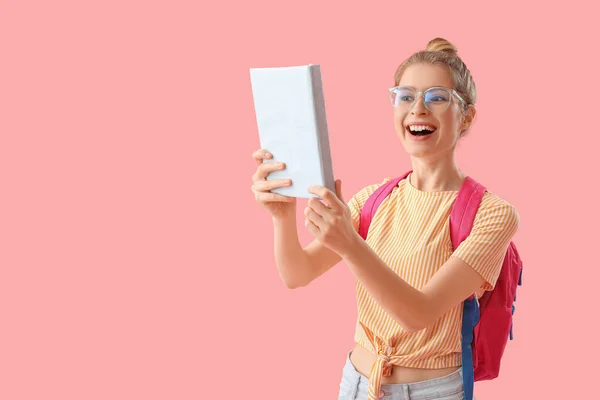 Glückliche Studentin Mit Buch Auf Rosa Hintergrund — Stockfoto