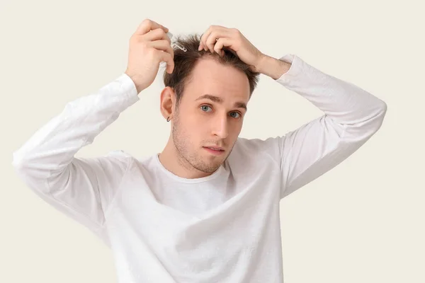 Young Man Using Serum Hair Growth White Background — Stock Photo, Image