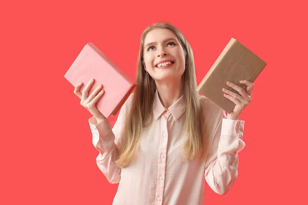 Junge Frau Mit Büchern Auf Rotem Hintergrund — Stockfoto