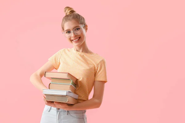 Junge Frau Mit Büchern Auf Rosa Hintergrund — Stockfoto