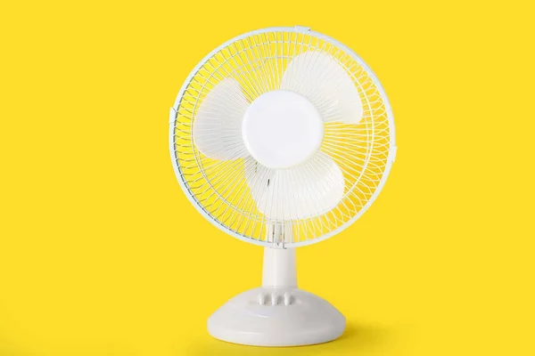 Sarı Arka Planda Elektrikli Fan — Stok fotoğraf