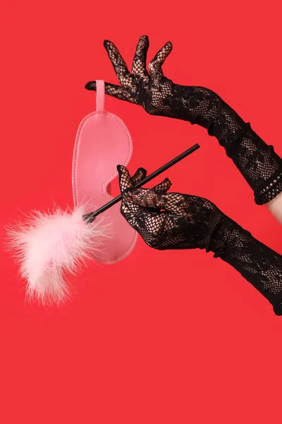 Femme Avec Masque Bâton Plume Sex Shop Sur Fond Rouge — Photo