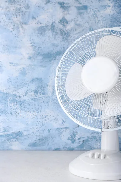 Mavi grunge arka planında elektrikli fan