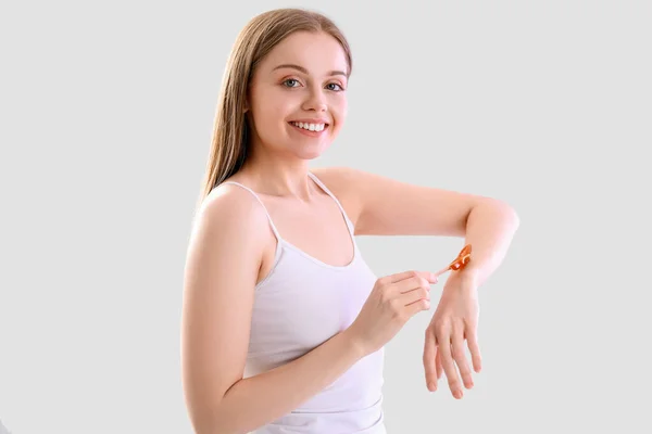 Νεαρή Γυναίκα Που Εφαρμόζει Ζαχαρώδη Πάστα Στα Χέρια Φόντο Φως — Φωτογραφία Αρχείου