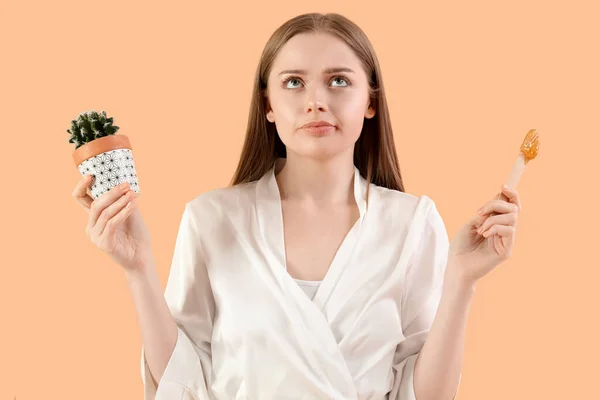 Bedachtzame Jonge Vrouw Met Suiker Pasta Cactus Beige Achtergrond — Stockfoto