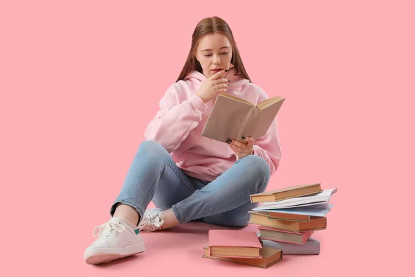 Tonåring Flicka Läsa Bok Rosa Bakgrund — Stockfoto