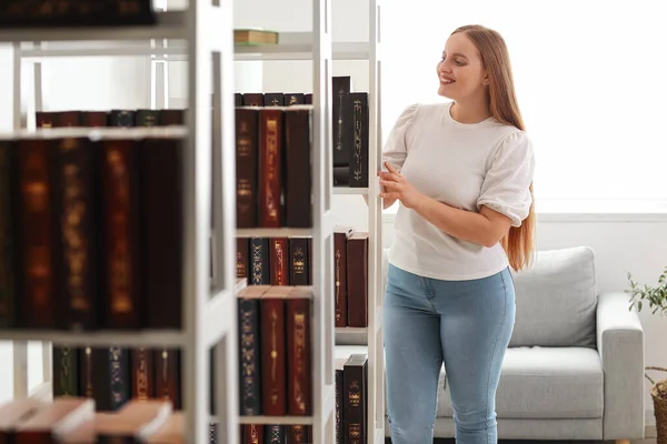 Молодая Женщина Возле Книжной Полки Библиотеке — стоковое фото