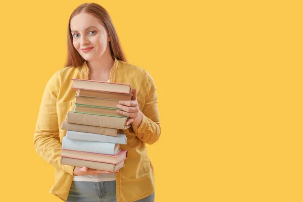 Mladá Žena Hromadou Knih Žlutém Pozadí — Stock fotografie