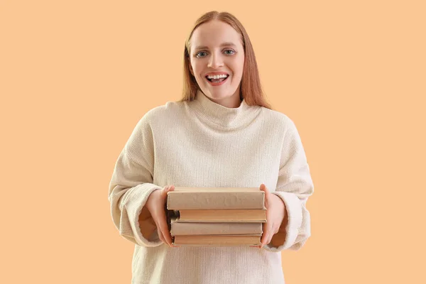 Ung Kvinna Med Böcker Beige Bakgrund — Stockfoto