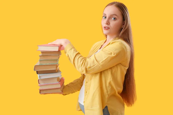 Mujer Joven Con Pila Libros Sobre Fondo Amarillo — Foto de Stock