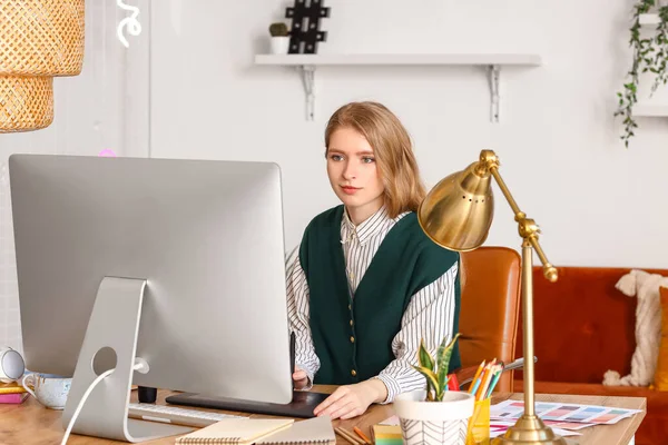 Kvinnlig Grafisk Formgivare Som Arbetar Med Surfplatta Vid Bord Kontoret — Stockfoto
