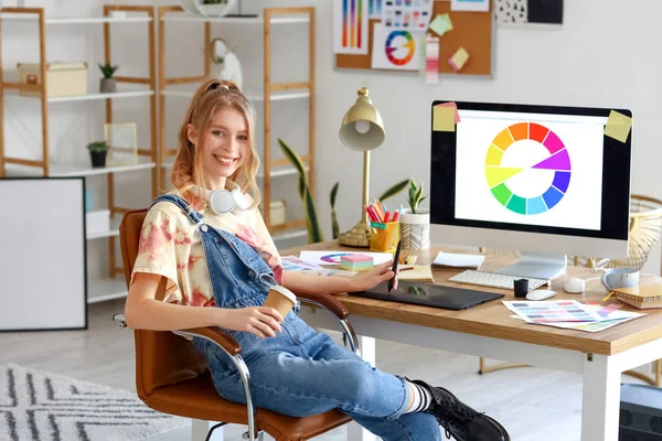 Diseñadora Gráfica Femenina Con Taza Café Trabajando Mesa Oficina —  Fotos de Stock