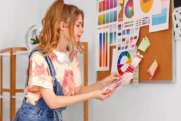 Diseñadora Gráfica Femenina Con Paletas Colores Cerca Del Pizarrón Oficina —  Fotos de Stock
