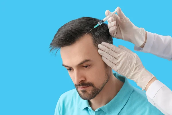 Hezký Muž Dostává Injekci Pro Růst Vlasů Modrém Pozadí Detailní — Stock fotografie