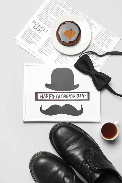 Композиция Плакатом Празднования Дня Отца Газеты Галстук Бабочка Обувь Вкусный — стоковое фото