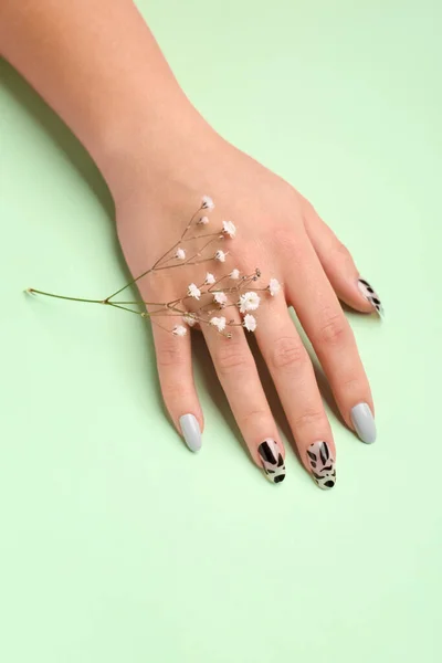Woman Press Nails Flowers Green Background — Stock Photo, Image
