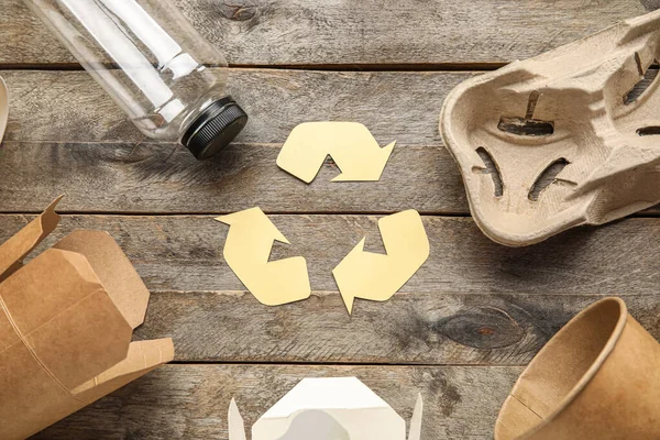 Sinal Reciclagem Com Lixo Fundo Madeira — Fotografia de Stock