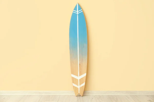 Drewniana Deska Surfingowa Pobliżu Beżowej Ściany — Zdjęcie stockowe