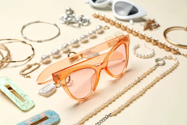 Elegantes Accesorios Con Gafas Sol Sobre Fondo Claro Primer Plano — Foto de Stock