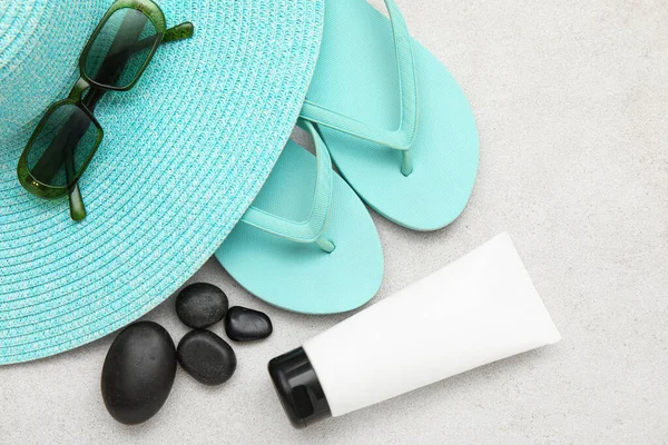 Composition Hat Sunglasses Flip Flops Pebbles Bottle Sunscreen Light Background — Stock Photo, Image