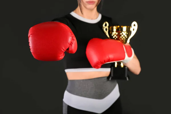 Žena Boxer Zlatým Pohárem Černém Pozadí Detailní Záběr — Stock fotografie