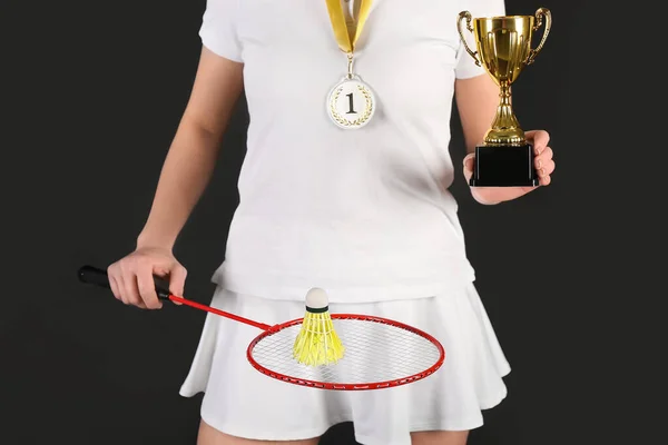 Kobieta Badminton Gracz Złotą Filiżanką Pierwsze Miejsce Medal Czarnym Tle — Zdjęcie stockowe