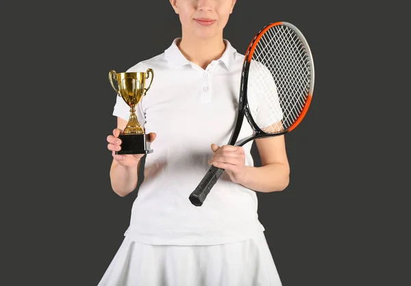 Kobieta Badminton Gracz Złotym Kubkiem Czarnym Tle — Zdjęcie stockowe