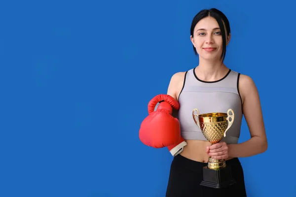 Boxeador Femenino Con Copa Oro Sobre Fondo Azul —  Fotos de Stock