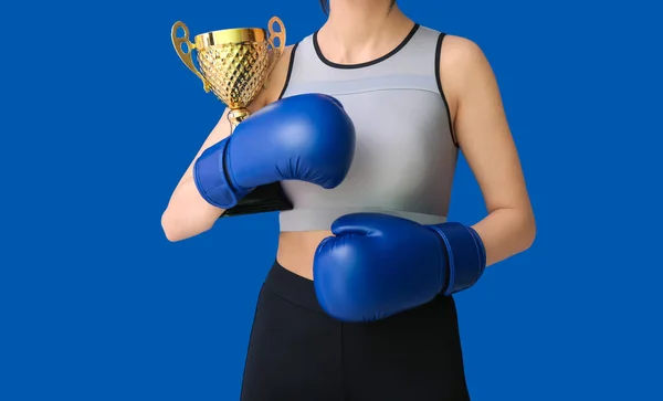 蓝底金杯女拳击手 — 图库照片