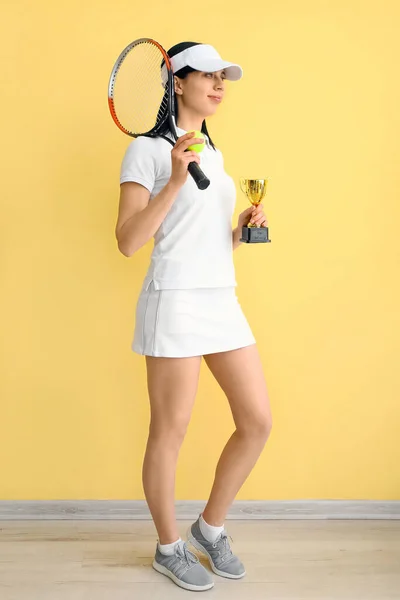 Jogadora Tênis Feminino Com Copo Ouro Perto Parede Amarela — Fotografia de Stock