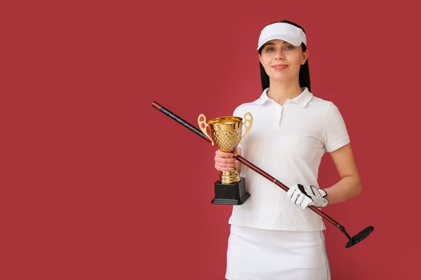 Vrouwelijke Golfer Met Gouden Beker Rode Achtergrond — Stockfoto