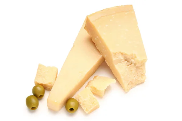 Κομμάτια Νόστιμο Τυρί Παρμεζάνα Λευκό Φόντο — Φωτογραφία Αρχείου