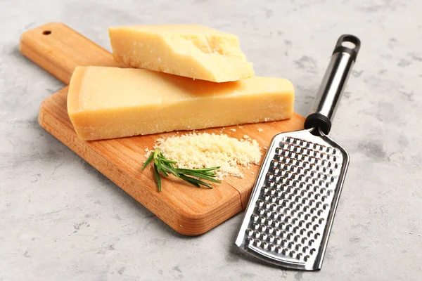 Arkaplanda Lezzetli Parmesan Peyniri Parçaları Olan Ahşap Tahta — Stok fotoğraf