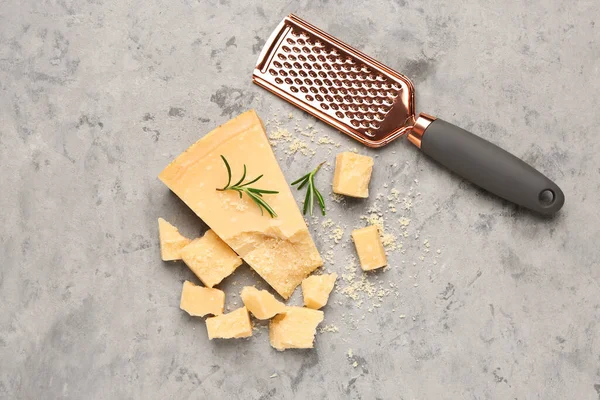 Pieces Tasty Parmesan Cheese Grater Grunge Background — Stock Photo, Image