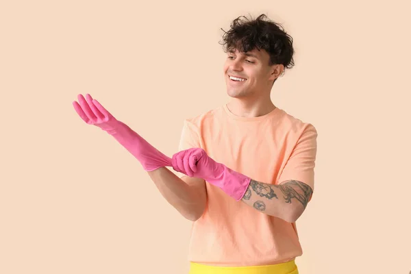 Jongeman Zet Rubber Handschoenen Beige Achtergrond — Stockfoto