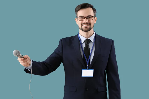 Man Journalist Met Microfoon Blauwe Achtergrond — Stockfoto