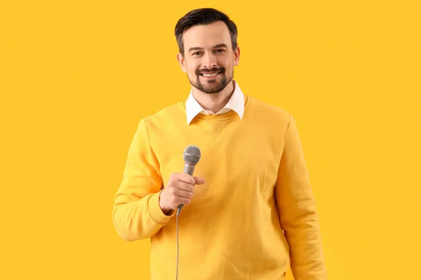 Jornalista Masculino Com Microfone Fundo Amarelo — Fotografia de Stock