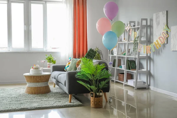 客厅的内部 灰色沙发上放着生日蛋糕 气球和菠菜 — 图库照片