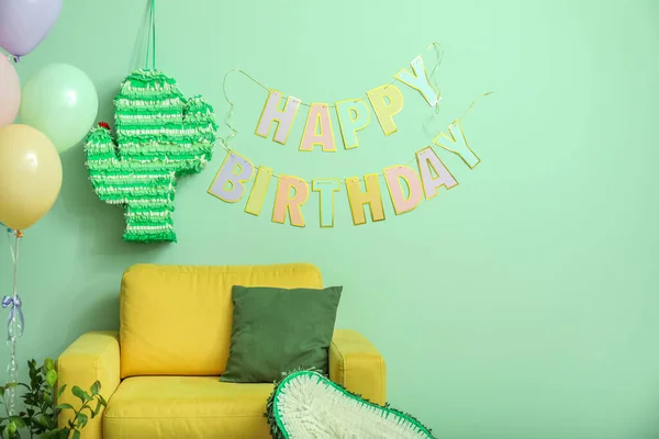 生日装饰客厅靠近绿墙的黄色扶手椅 气球和花环 — 图库照片