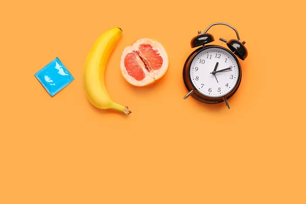 오렌지 배경에그 레이프프 프루트 시계가 바나나 — 스톡 사진