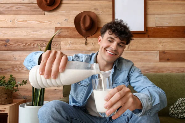 Genç Adam Evde Bardağa Süt Döktü — Stok fotoğraf