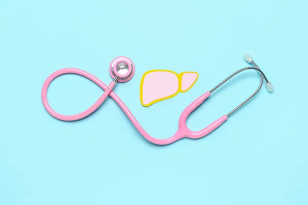 Pinkfarbene Papierleber Mit Stethoskop Auf Blauem Hintergrund — Stockfoto
