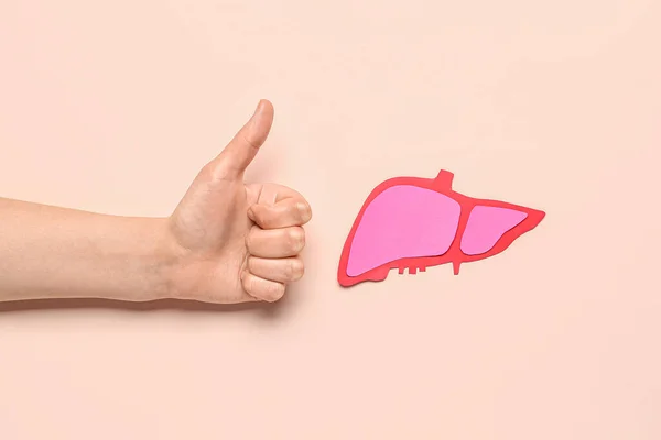 Kobieta Znakiem Kciuka Różową Papierową Wątrobą Beżowym Tle — Zdjęcie stockowe