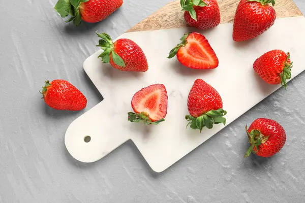 Board Fresh Strawberries Grey Background — Stock Photo, Image